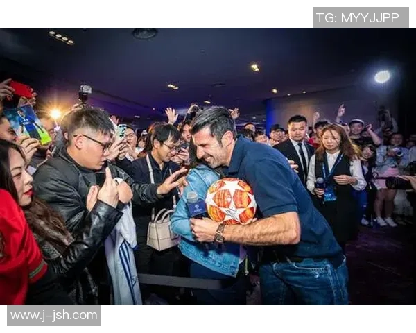 足球明星激情时刻甜蜜亲吻引爆球迷热议浪漫与竞技完美融合